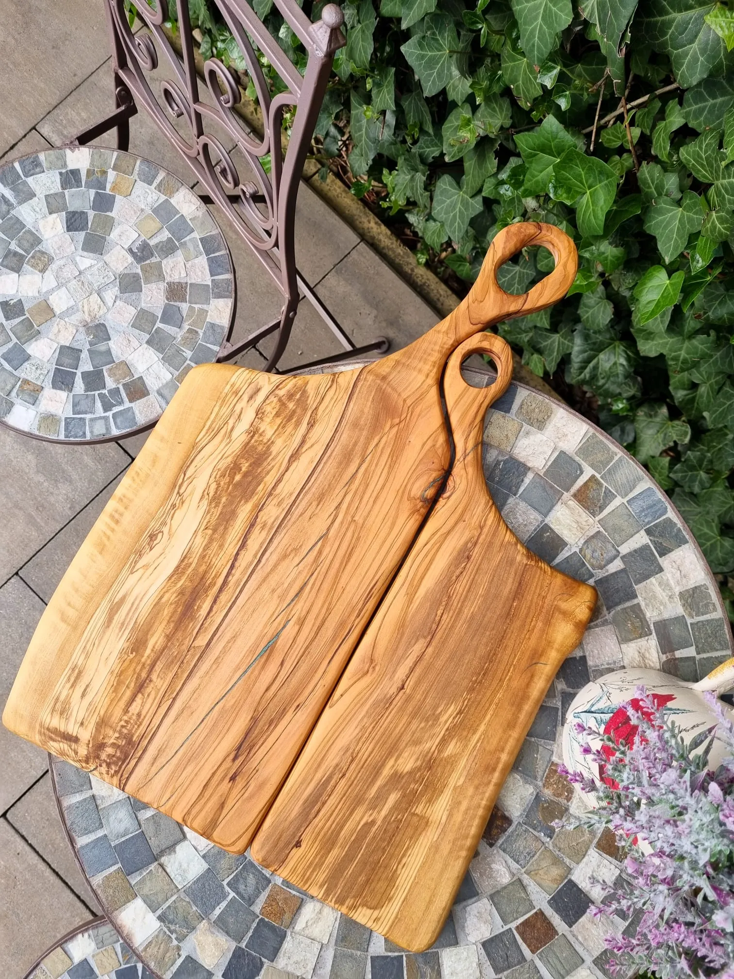 Set de platou/tocator din lemn de frasin cu finisaj manual live edge